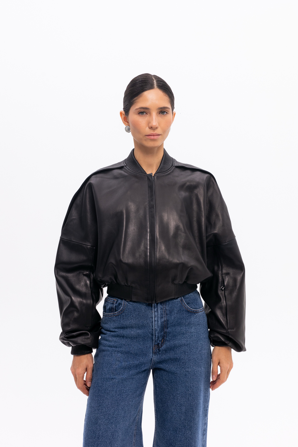 Черная кожаная куртка