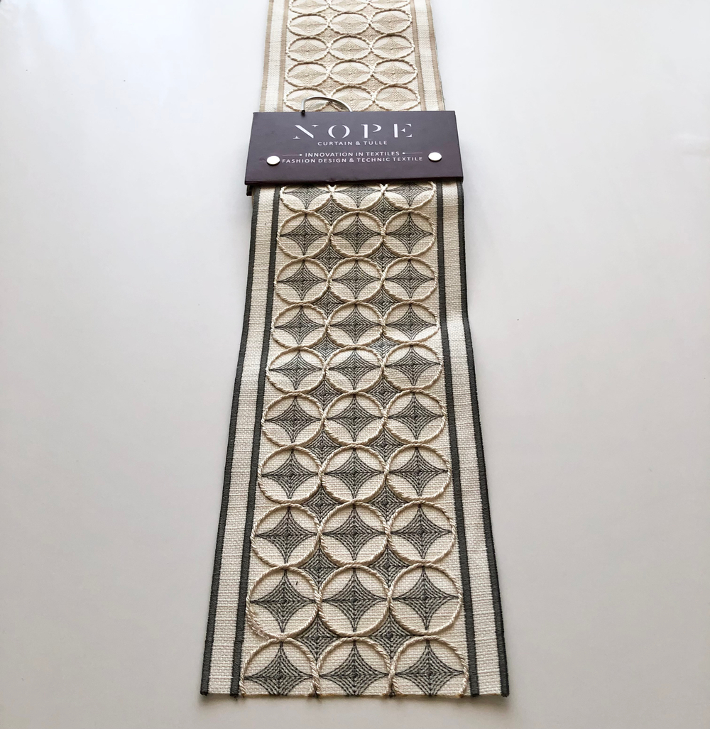 Римская штора Aisa арт. Lux blackout col. 03 с декоративным бордюром Nope Pampas-007 и карнизом