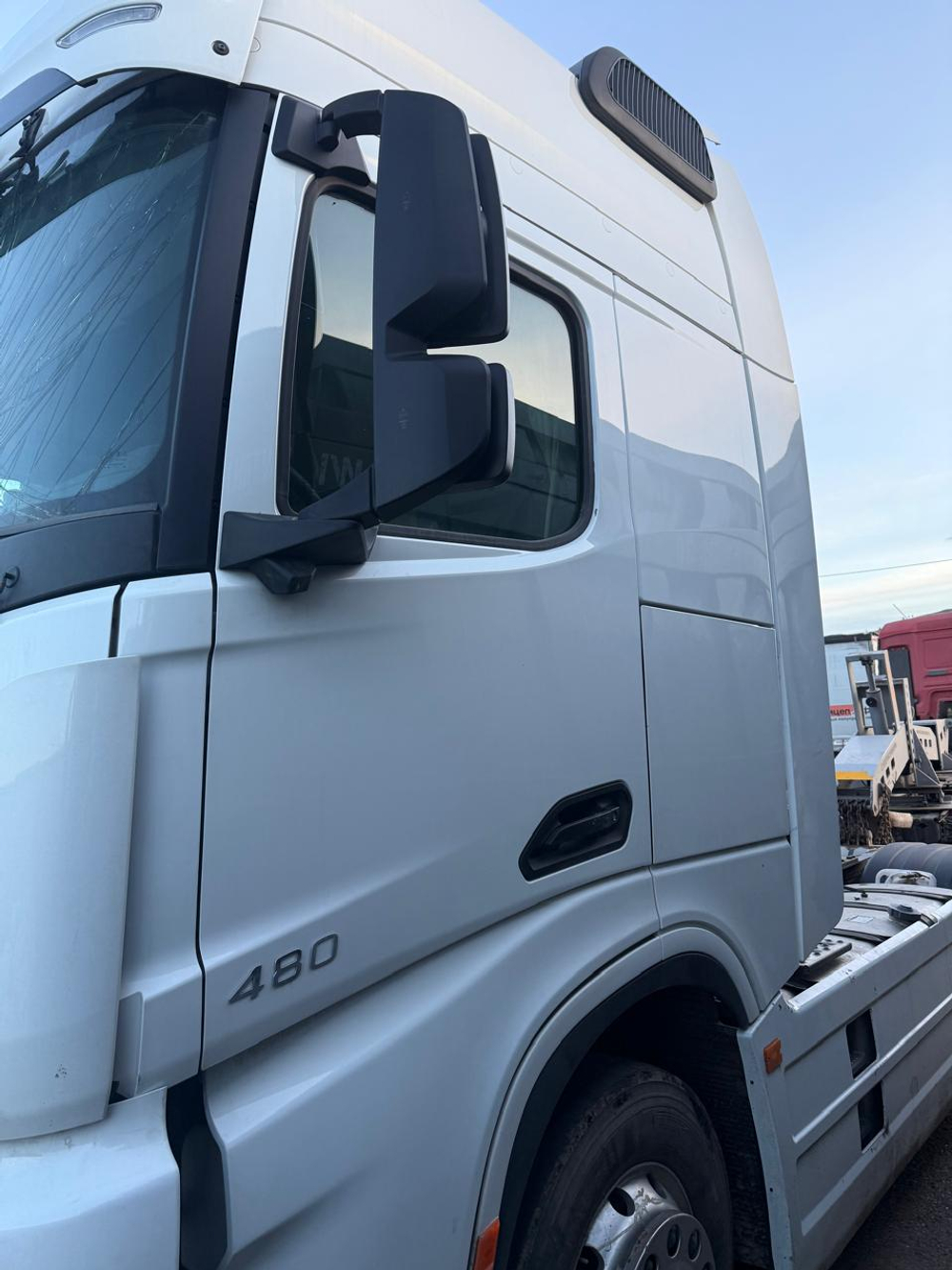 Shacman (Shaanxi) SX* 4x2 Седельный тягач SX4188YY381 (Дизельный, 12,5 л, 473 л.с., АТ)