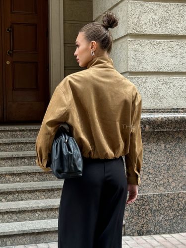 Темно-бежевый бомбер из эко-замши