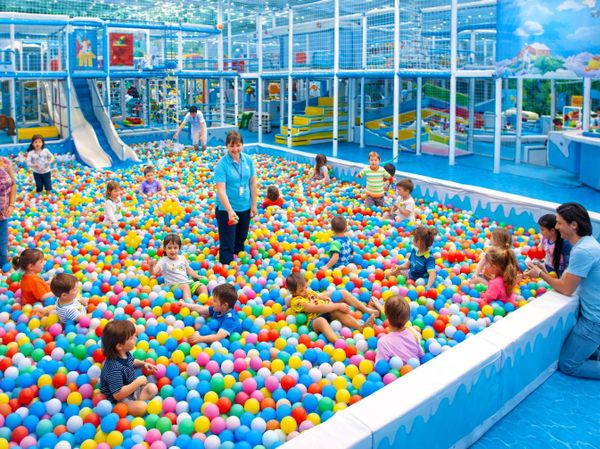 Сухой бассейн в детском центре: 10 игр, которые понравятся детям и увеличат загрузку зала