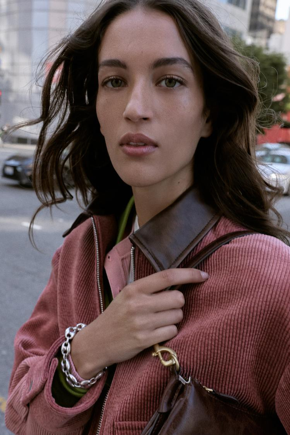 ZARA КУРТКА ИЗ ВЕЛЬВЕТА С ВОРОТНИКОМ ИЗ ИСКУССТВЕННОЙ КОЖИ, МАРСАЛА