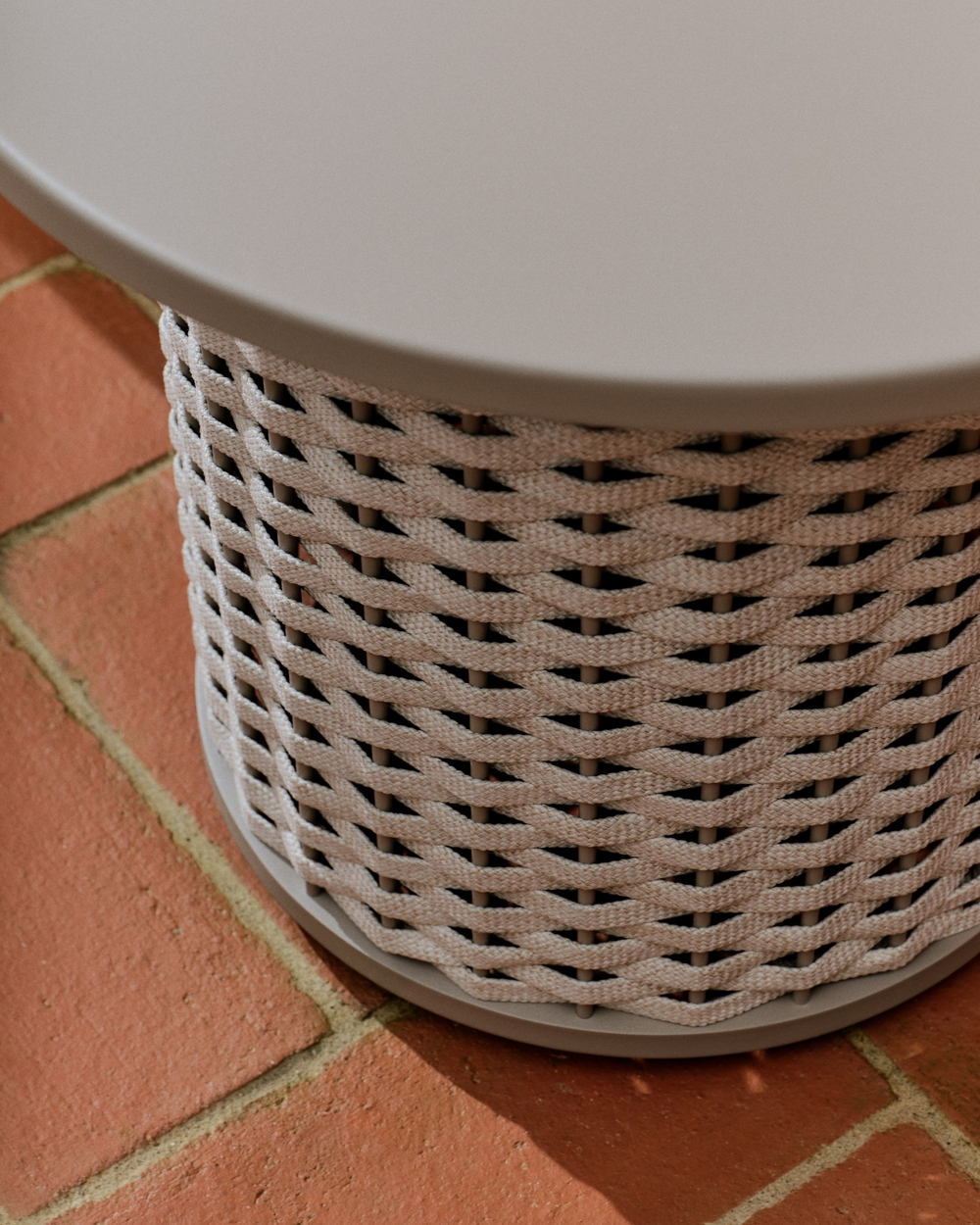 Уличный столик Sedalis из алюминия и серо-коричневого шнура Ø50 см