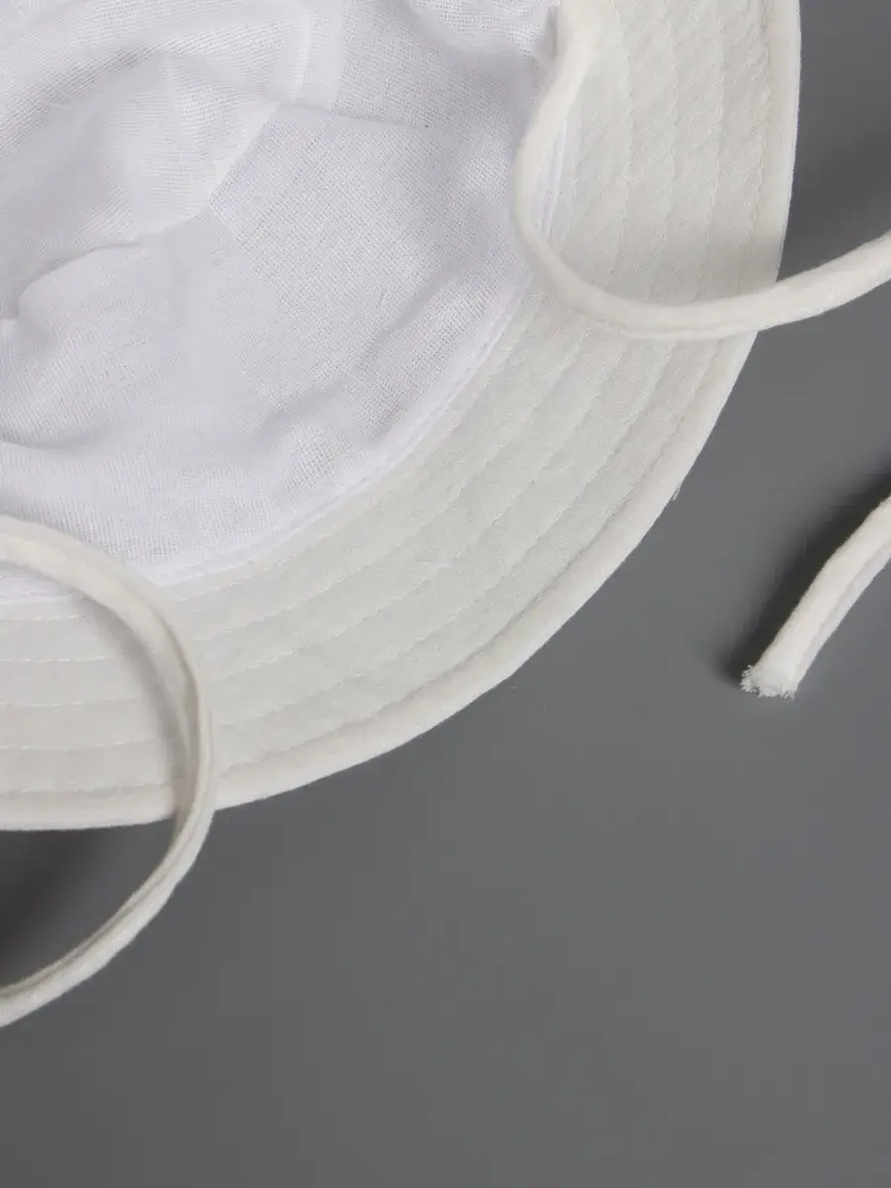 Белая детская панама на лето с завязками