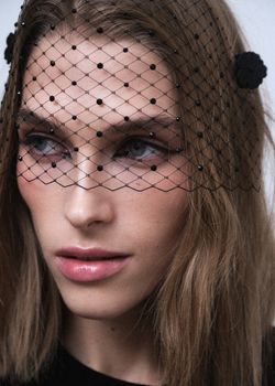 Вуаль черная с цветами из кожи