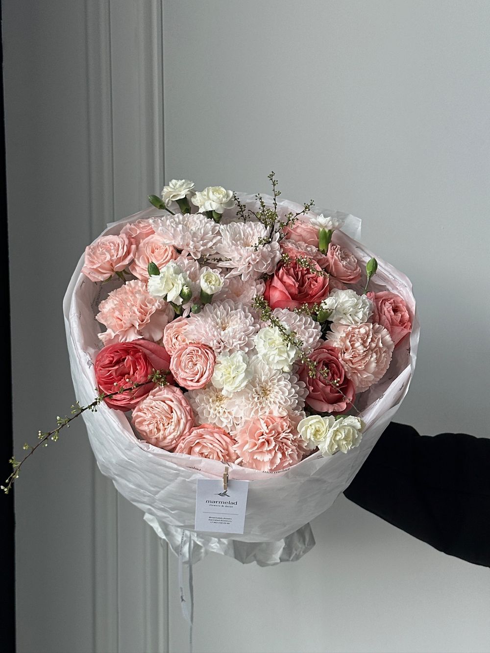 Букет сборный из хризантемы, кустовых пионовидных роз, одноголовых роз и веток спиреи