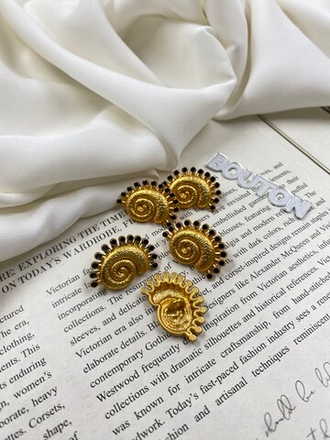 Пуговицы Скиап. золотистые ракушка с черной эмалью