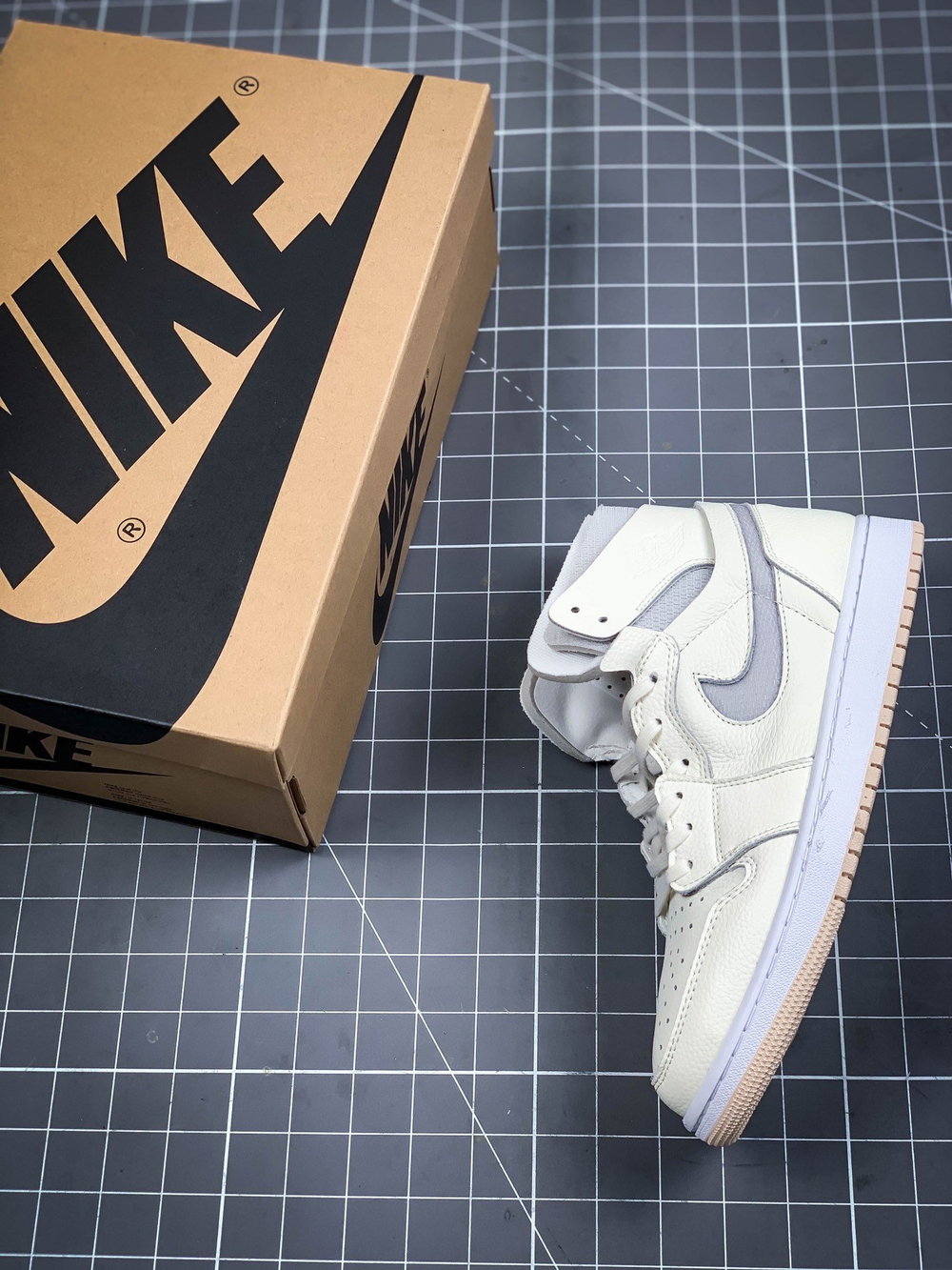 AIR JORDAN 1 HIGH ZOOM PEARL WHITE SAIL/PEARL WHITE/WHITE/LIGHT VOLTAGE YELLOW