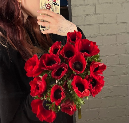 15 красных анемонов