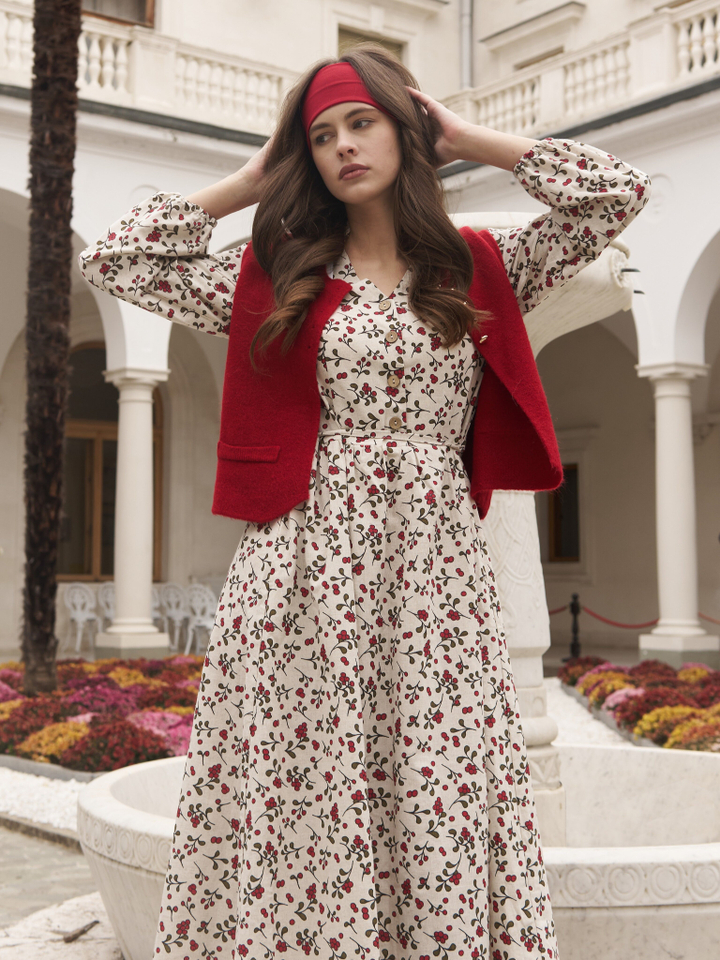 Платье с воротником стойкой