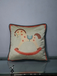 Подушка бархатная с деревянными лошадками