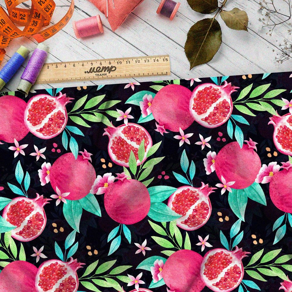 Ткань флис розовые гранаты на чёрном фоне