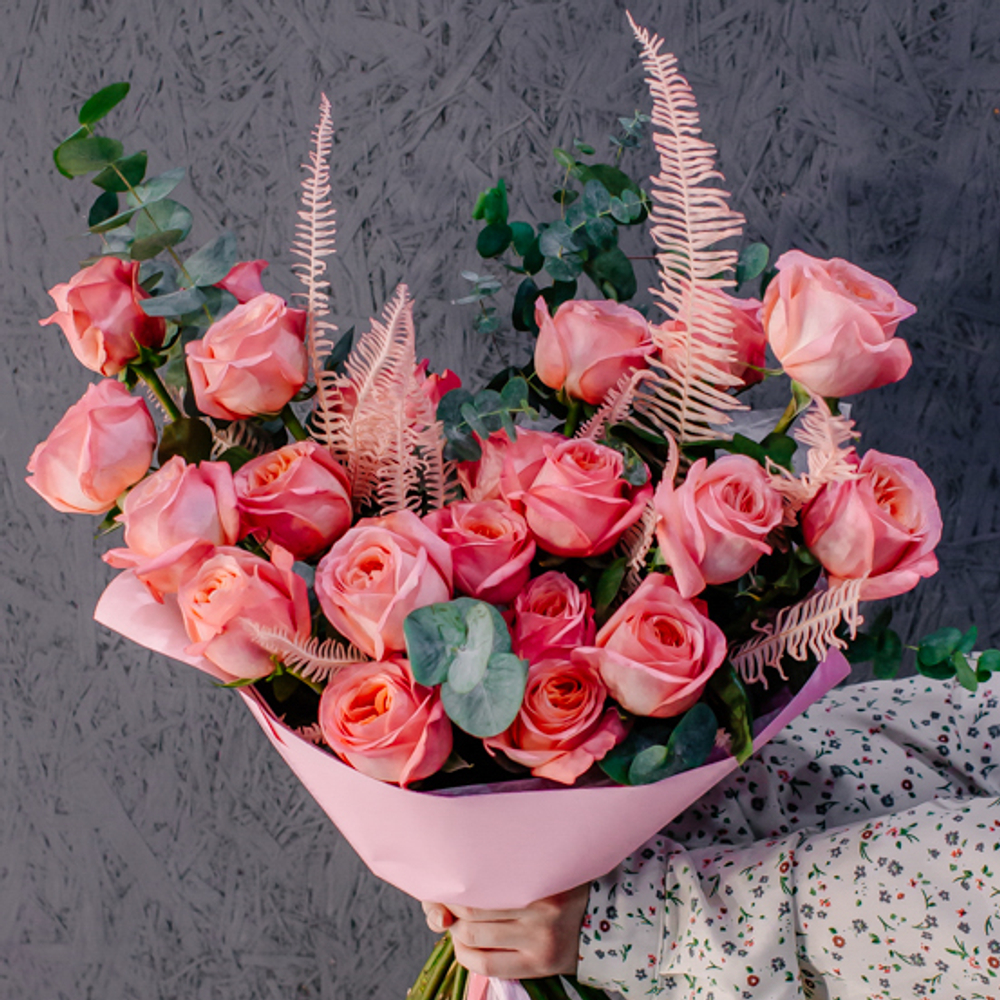 81. Нежный эффектный букет из пионовидных роз и эвкалипта