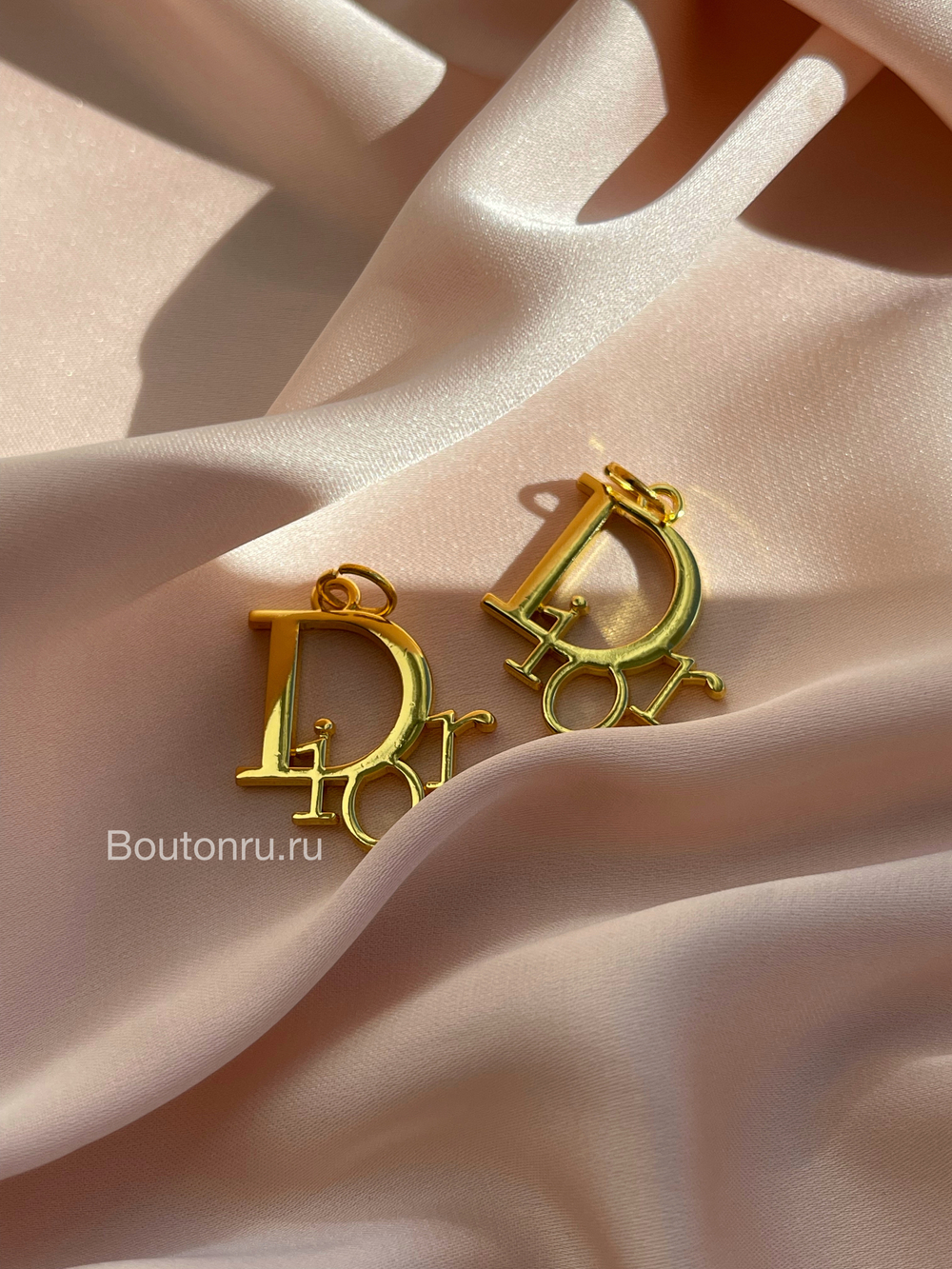 Подвеска Ди. 21х23 мм. золото