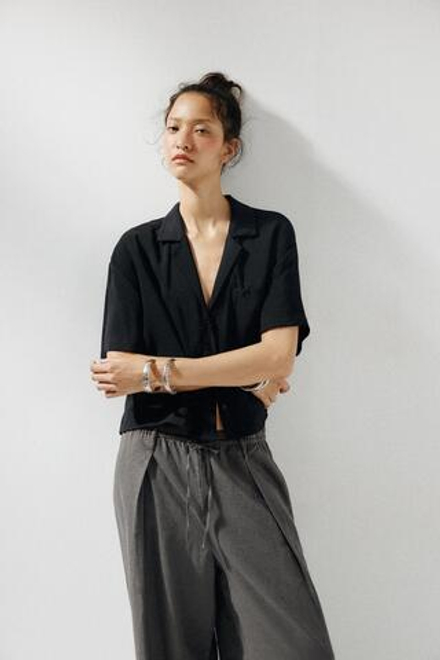 ZARA РУБАШКА СТРУЯЩЕГОСЯ КРОЯ С КАРМАНОМ, ЧЕРНЫЙ