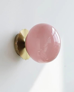 Настенные бра с розовыми шарообразными плафонами и золотым основанием