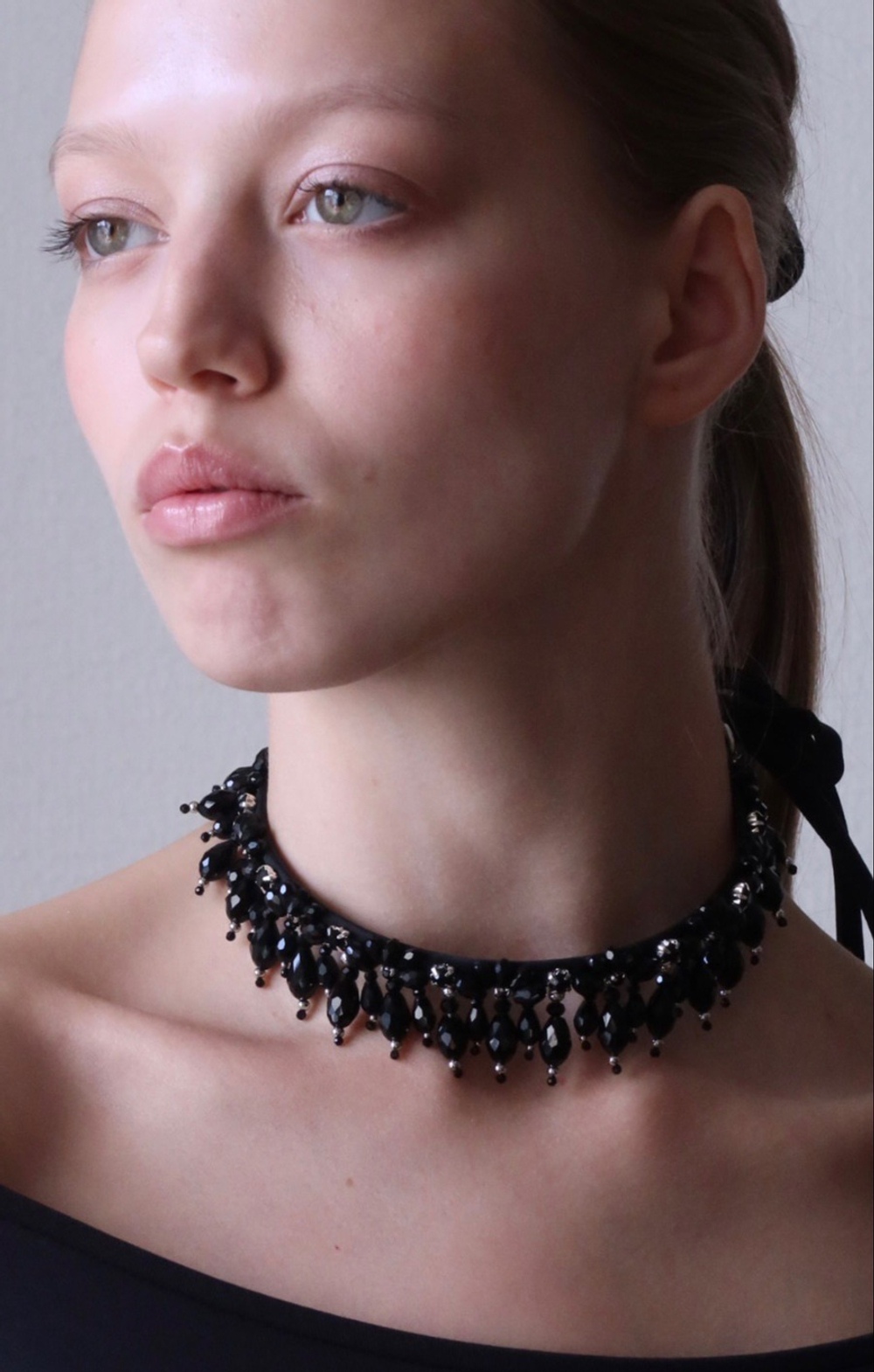 Ободок-чокер с черными каплями