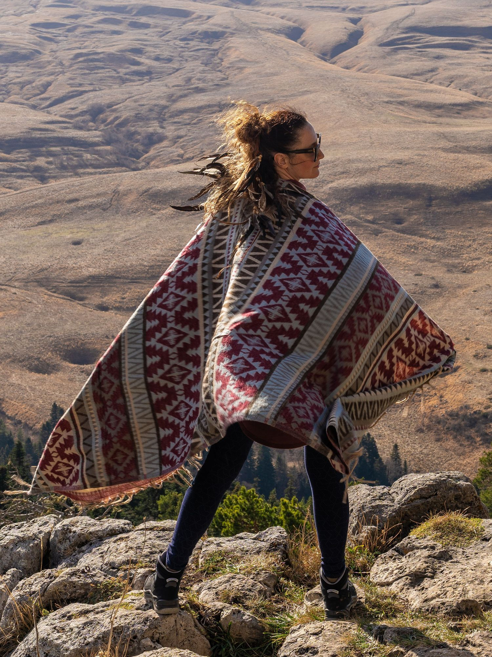 Теплый палантин с орнаментом