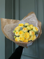 Букет из желтой пионовидной розы и голубых незабудок