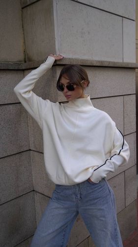 Белый джемпер с контрастными полосками