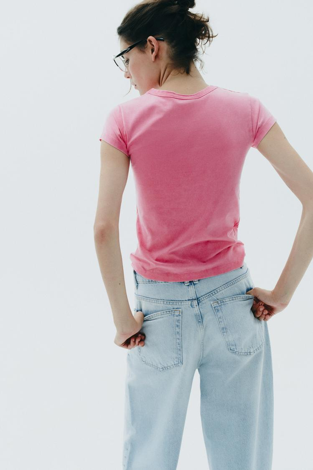 ZARA ФУТБОЛКА ИЗ ТКАНИ С ЭФФЕКТОМ ПОТЕРТОСТИ И СТРАЗАМИ, РОЗОВЫЙ