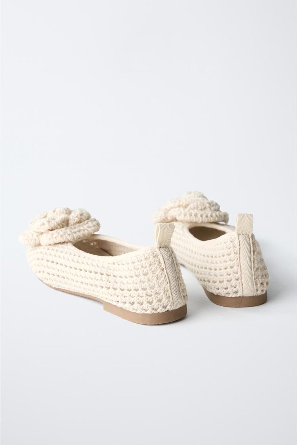 ZARA БАЛЕТКИ С ЦВЕТКОМ ИЗ КРУЖЕВА КРОШЕ, ЭКРЮ