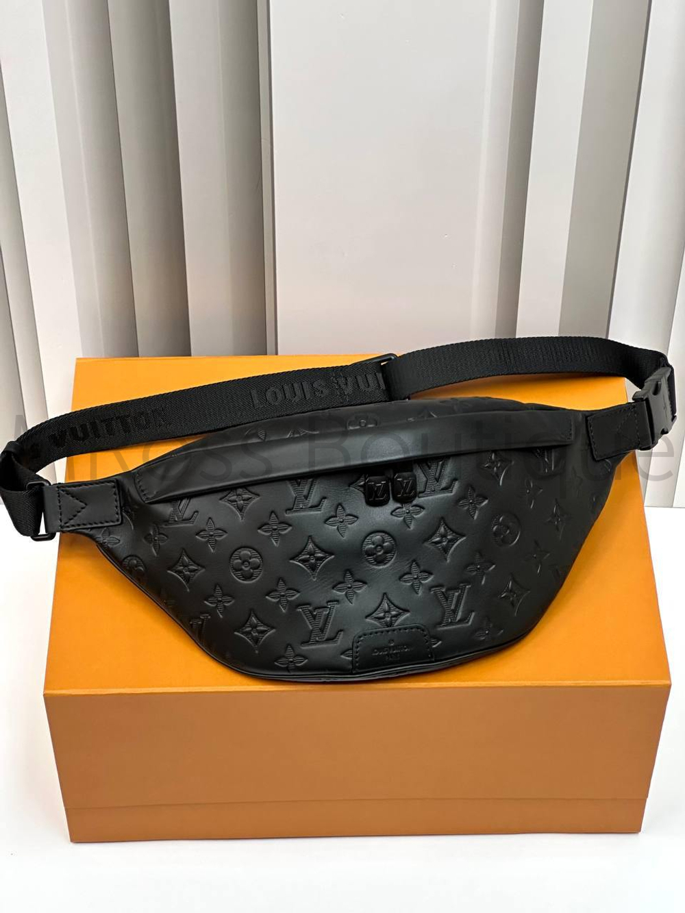 Мужская поясная сумка Louis Vuitton Discovery PM из тиснёной кожи