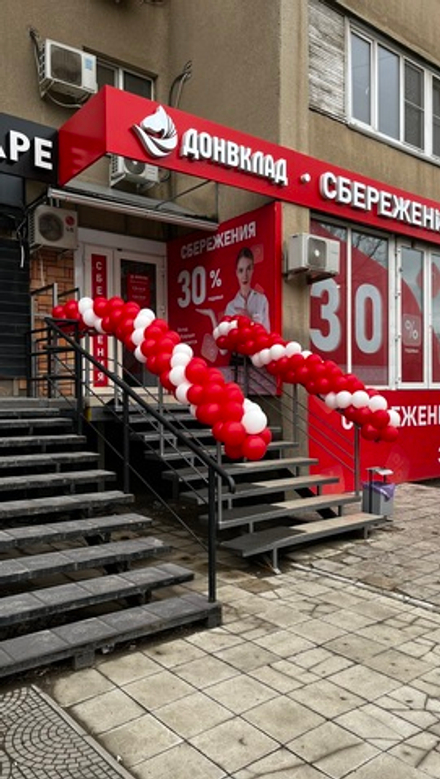 Оформление перил классической гирляндой