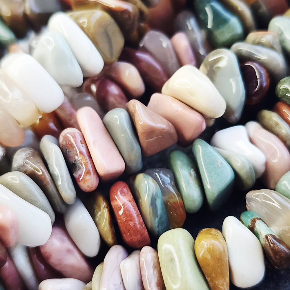 Агат Алашань (американская яшма), крупная каменная крошка 8-16мм, цена за нить 19см