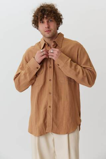 Объемная мужская рубашка из льна карамельного цвета