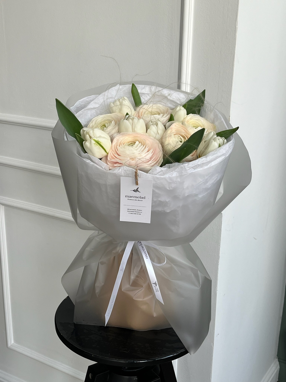 Букет сборный с ранункулюсами и белыми тюльпанами