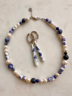 Ожерелье Гжель с жемчугом и камнями