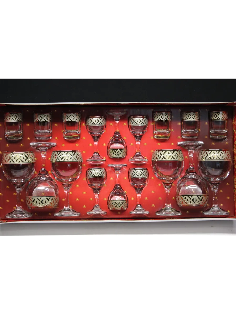 Подарочный набор 18 предметов с фужером