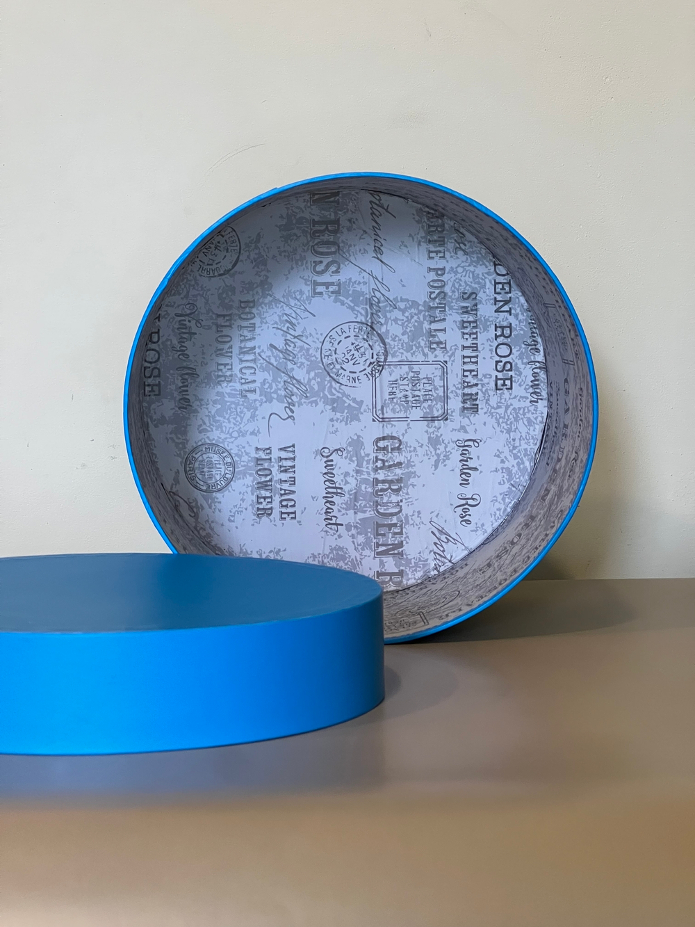 Короткая круглая коробка 22,5 см . Цвет:  Ярко голубой  .Розница 350 рублей .