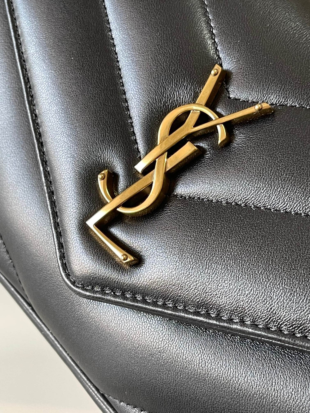 Saint Laurent Loulou Small 24 cm