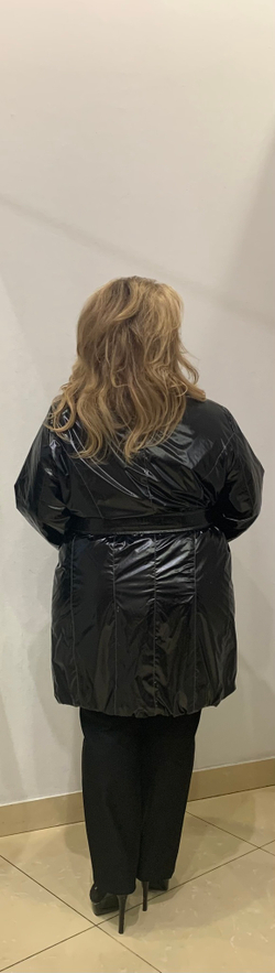 Женский утепленный плащ с поясом и сьемным меховым воротником