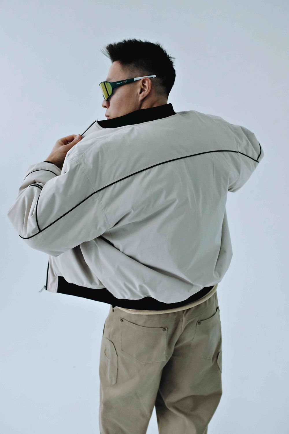 Бомбер VNVA бежевый