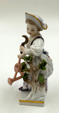 [Коллекционный предмет] Фарфоровая статуэтка "Девочка с серпом и лейкой". G4. Мейсен (Meissen)