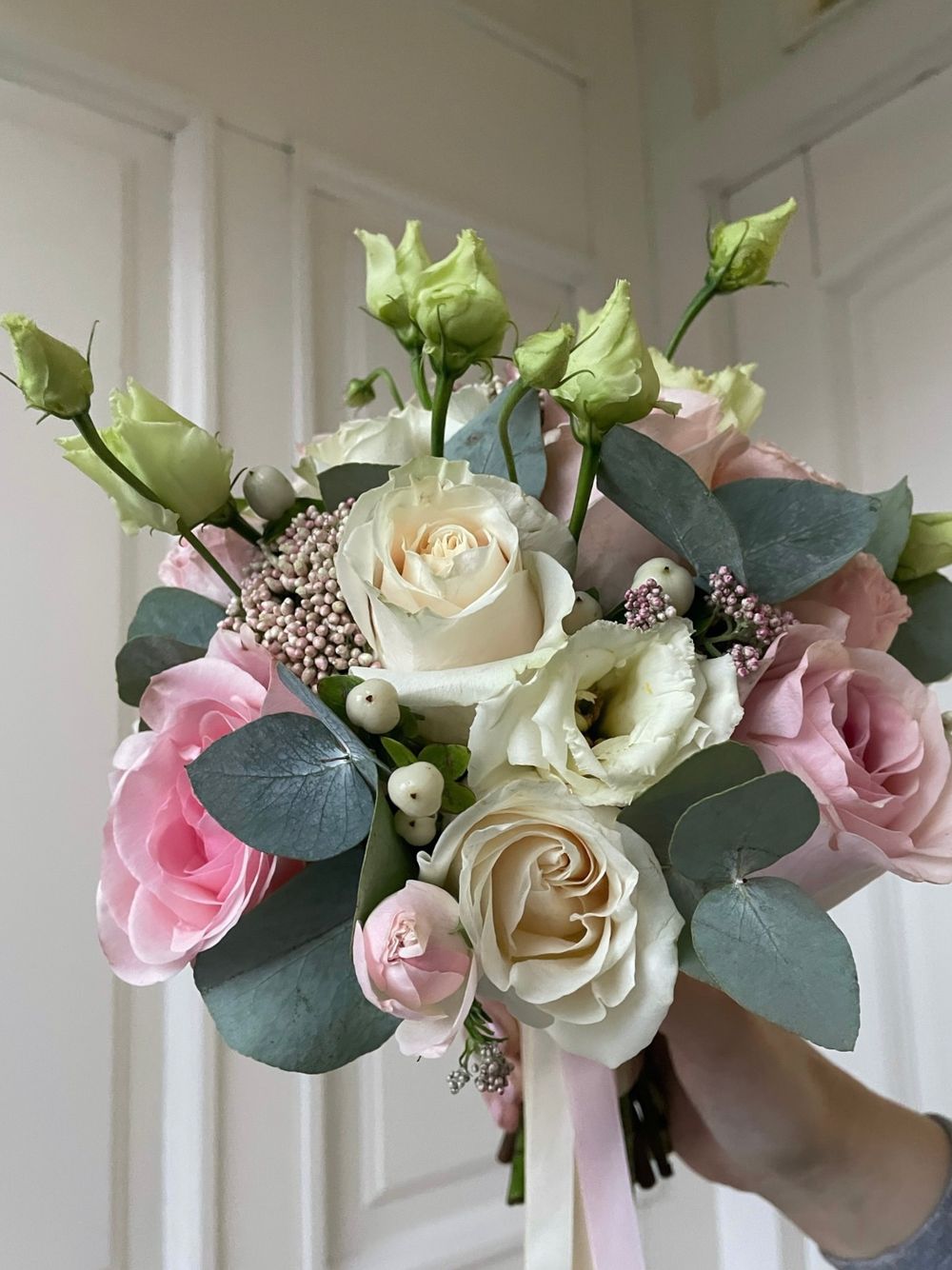 Свадебный букет из одноголовых роз, лизиантуса, озотамнуса и эвкалипта