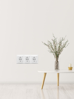 Legrand розетка 4420 с рамкой 3 белая