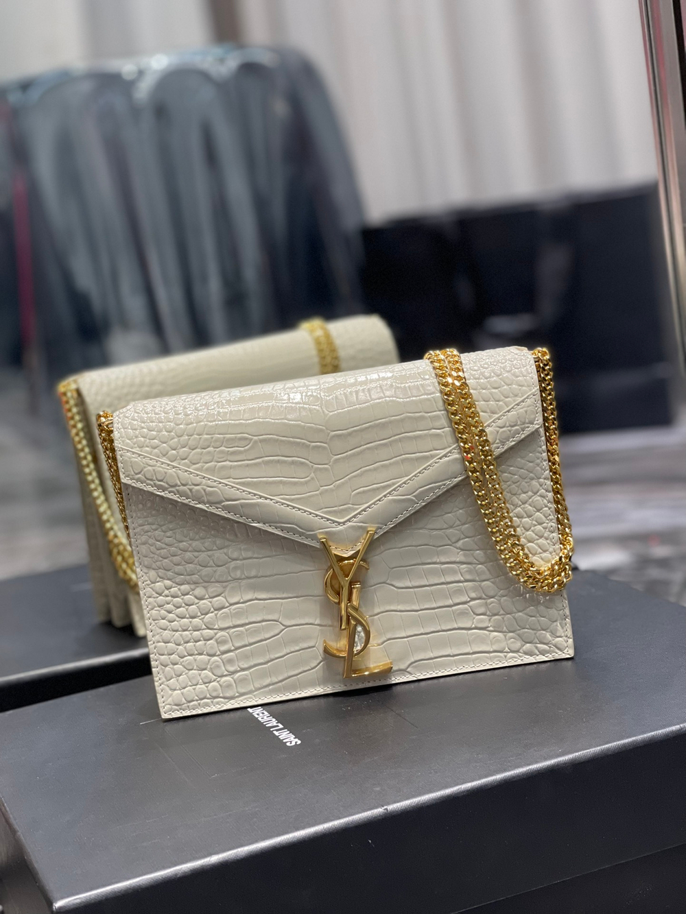 YSL Cassandra Medium 22 cm