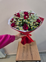 Букет из красной розы с танацетумом в бархатном платье