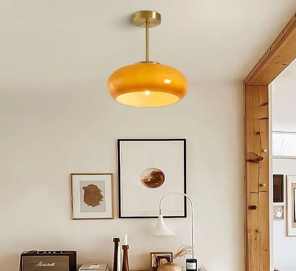 подвесная люстра в тёплом янтарном стекле