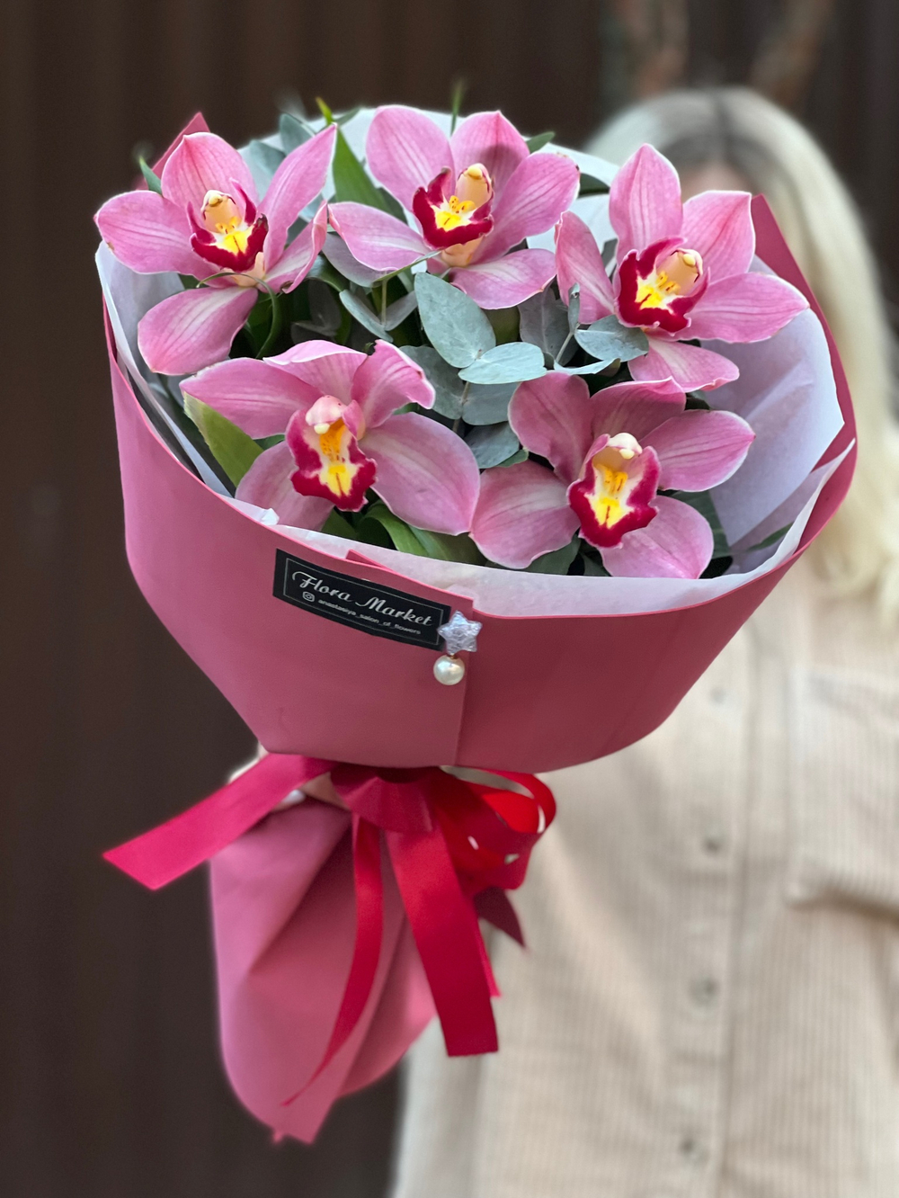 Букет из орхидеи цимбидиум и эвкалипта