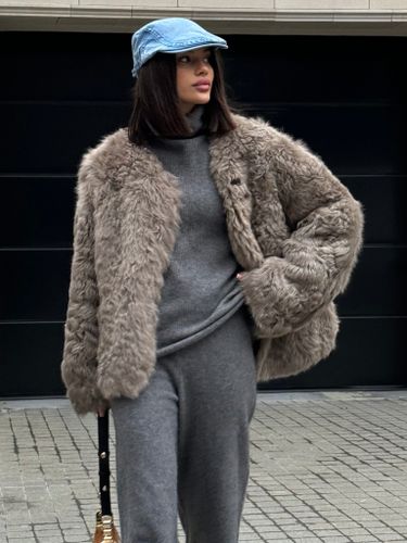 Укороченная шуба цвета капучино с тремя пуговицами