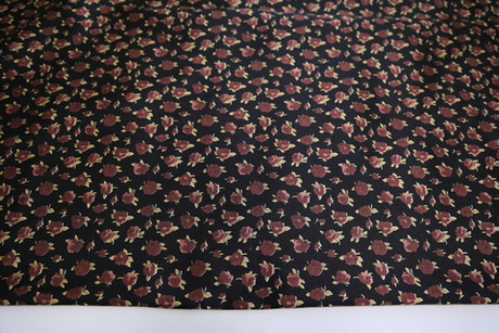 Сатин стрейч мелкие красные цветы на черном