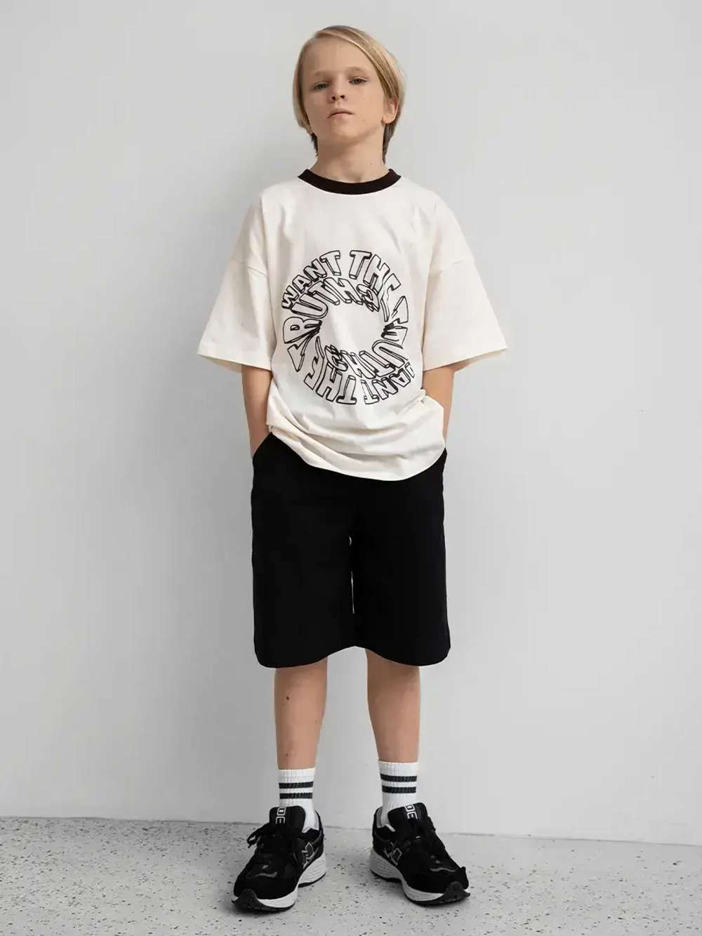 Белая футболка для мальчика в школу