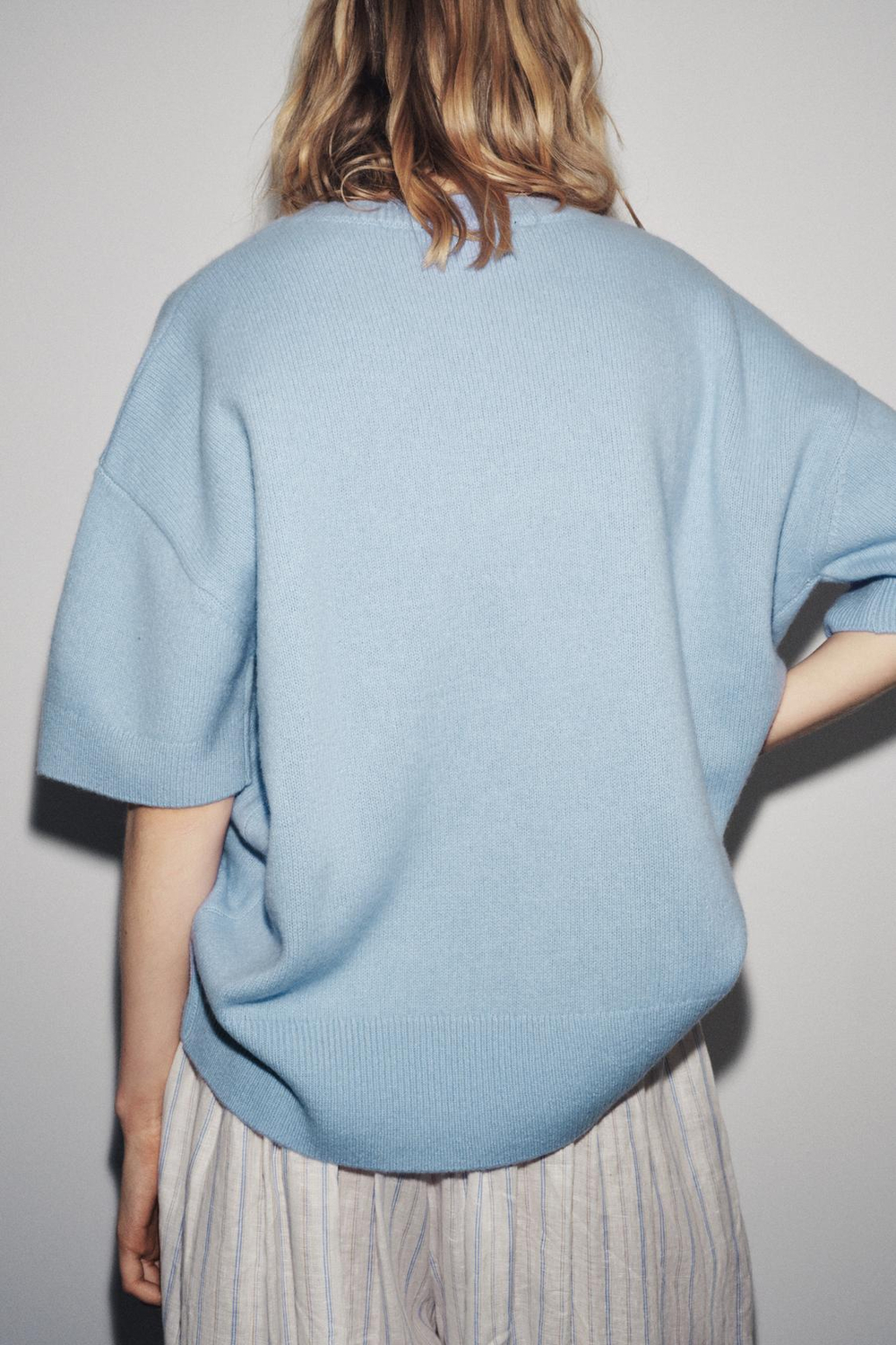 ZARA БАЗОВЫЙ ТРИКОТАЖНЫЙ ДЖЕМПЕР ИЗ 100% ШЕРСТИ С КОРОТКИМИ РУКАВАМИ, ГОЛУБОЙ