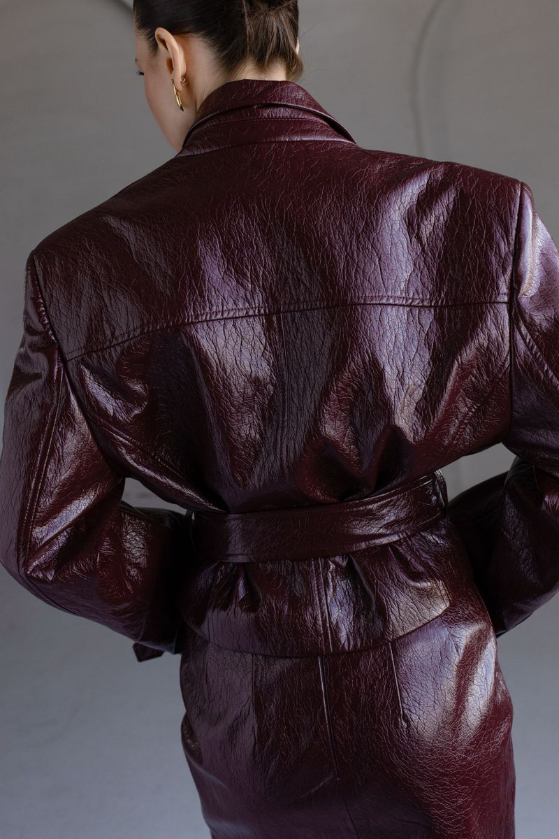 Жакет из экокожи укороченный с поясом бордовый