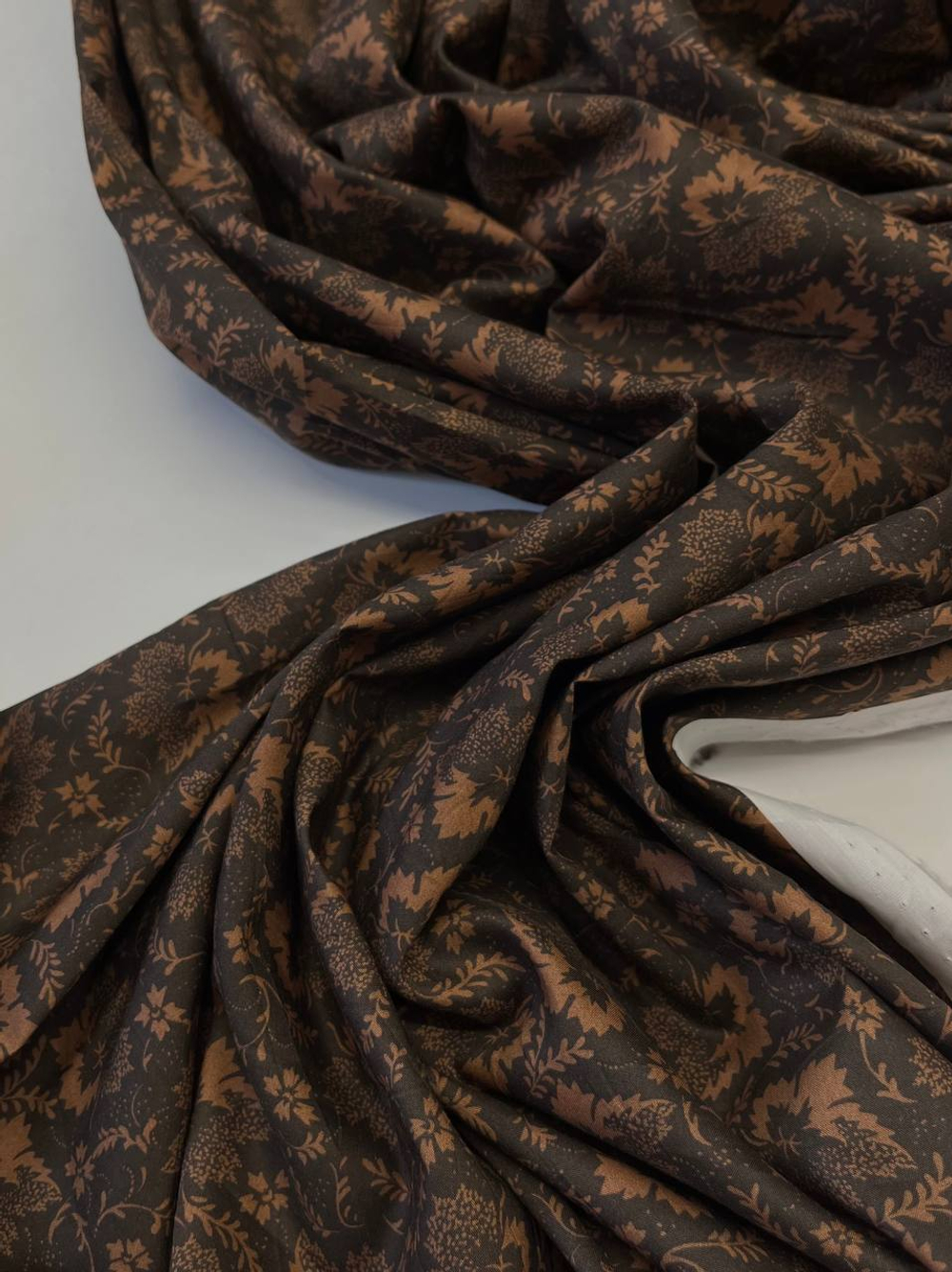 Хлопок Liberty коричневый с растительным принтом Tana Lawn™ Cotton - The Curated Floral